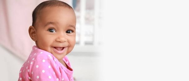 Retrato de lindo bebé afroamericano sobre fondo claro con espacio para texto - Foto, imagen