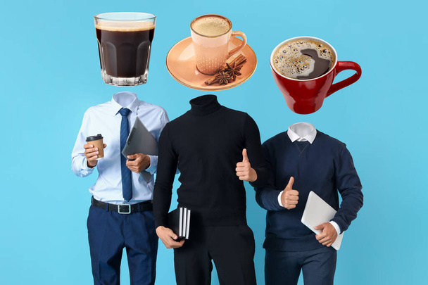 Gente de negocios con tazas de café caliente en lugar de sus cabezas sobre fondo azul claro - Foto, imagen