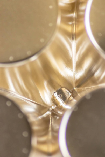Абстрактный золотой фон макро макро крупный план серебряной и золотой металлической поверхности с блестящими отражениями и гармоничными формами с кружками и конусами элегантный футуристический дизайн графики металлических волн - Фото, изображение