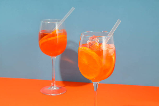 Concetto di bevanda alcolica fresca, Aperol Spritz su sfondo bicolore - Foto, immagini