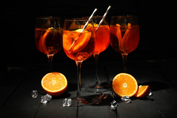 Concept de boisson alcoolisée d'été, Aperol Spritz sur fond sombre - Photo, image