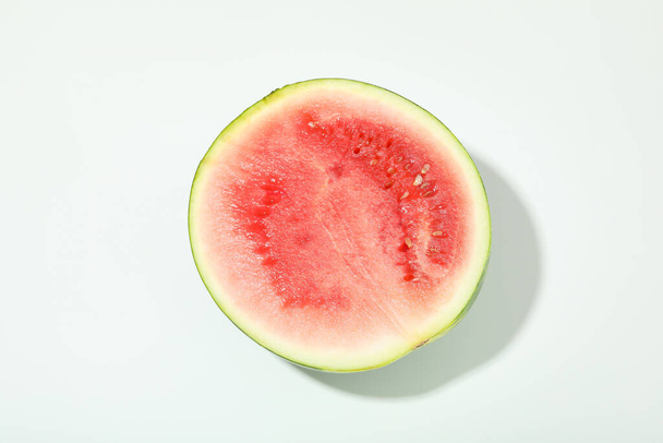 Helft van verse watermeloen op witte achtergrond - Foto, afbeelding