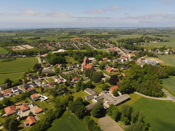 A view of scenic green landscape with cozy country houses from above - Foto, Bild