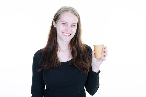 mulher com caixa marrom xícara de café sorrindo retrato morena no fundo branco - Foto, Imagem