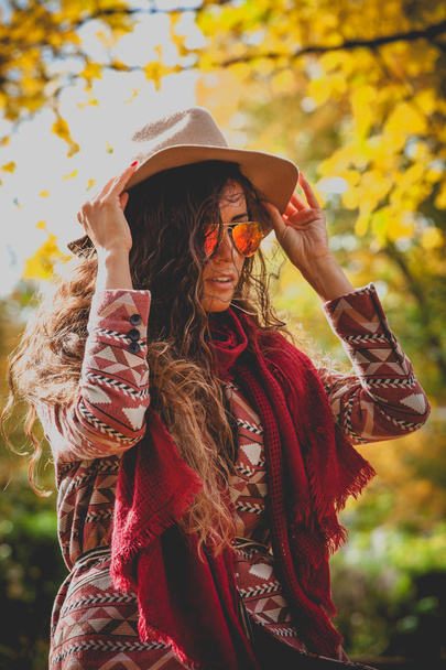 Herbst Mode Frau im Freien - Foto, Bild