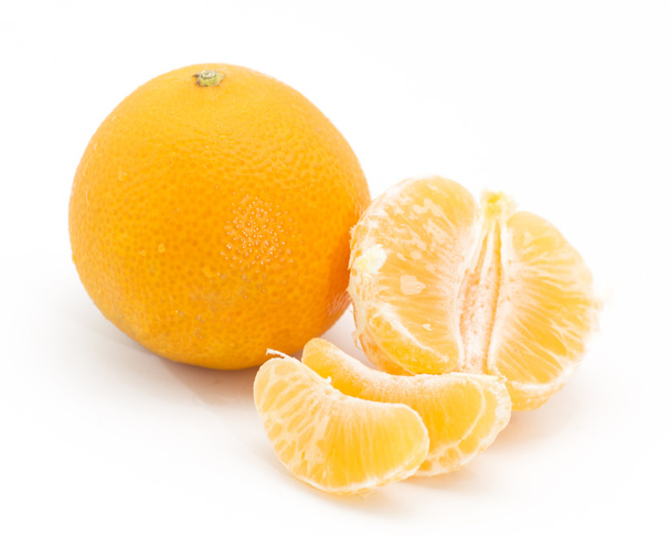 frutas anaranjadas aisladas sobre fondo blanco - Foto, Imagen