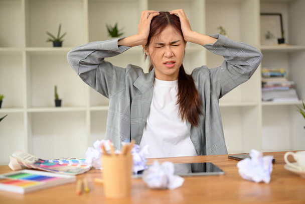 Irritado estressado jovem asiático designer gráfico feminino frustrado com seu projeto de trabalho, esmigalhando papel em sua mesa. Insatisfeito, Insatisfeito, Falha - Foto, Imagem