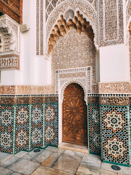 モロッコ、マラケシュのイブン・ユセフ派の伝統建築の垂直ショット - 写真・画像