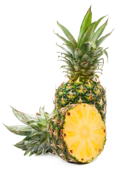 Ananas ve izole ananas yarısı - Fotoğraf, Görsel