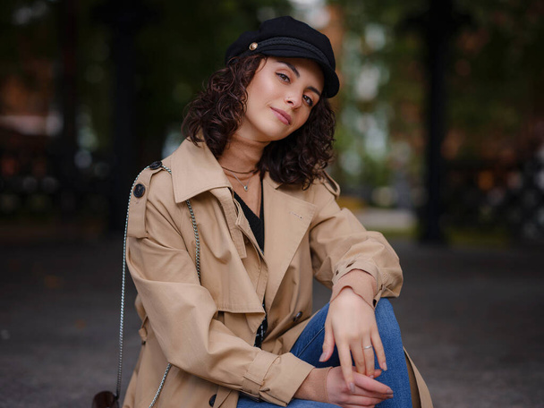 Joven hermosa mujer en la calle de otoño. Joven mujer hispana o armenia usando un estilo elegante de pie en el parque de la ciudad de Moscú. - Foto, Imagen