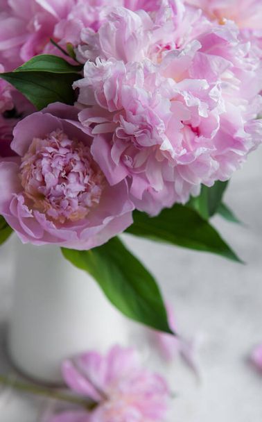 Hermoso ramo de flores: peonías blancas y rosadas en un lienzo - Foto, imagen