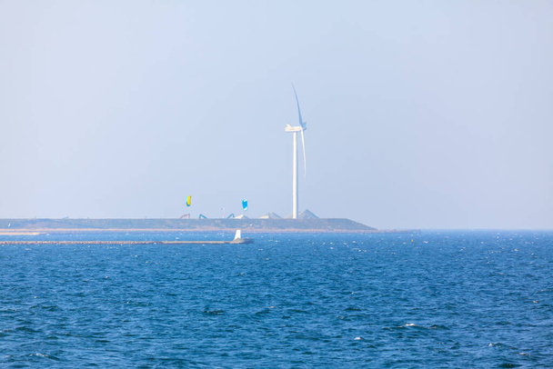 Pobřežní větrná turbína. Větrný mlýn v moři. Obnovitelný zdroj energie - Fotografie, Obrázek