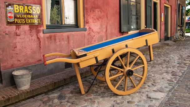Енкхеізен, Нідерланди. Старомодні засоби транспортування з минулого століття в музеї Зуйдерзі в Енкхеузені. Фотографія високої якості - Фото, зображення