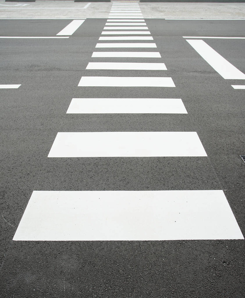 Witte lijnen op kruispunten op straat                                - Foto, afbeelding
