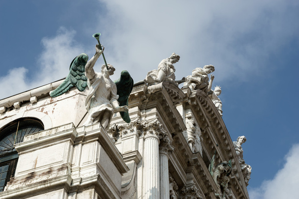 Statues on the roof of Santa Maria del Giglio Venice - Foto, Bild