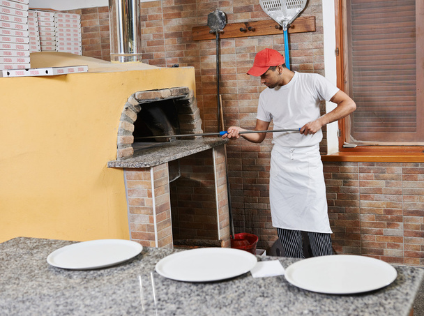 man preparing pizza - Foto, afbeelding