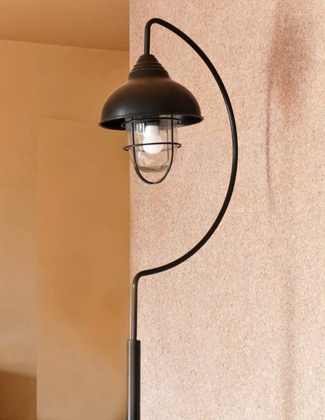 вулична лампа на стіні
 - Фото, зображення