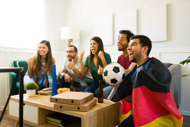Fans de sport excités traîner dans le salon et se sentir heureux de regarder le match de football à la télévision - Photo, image