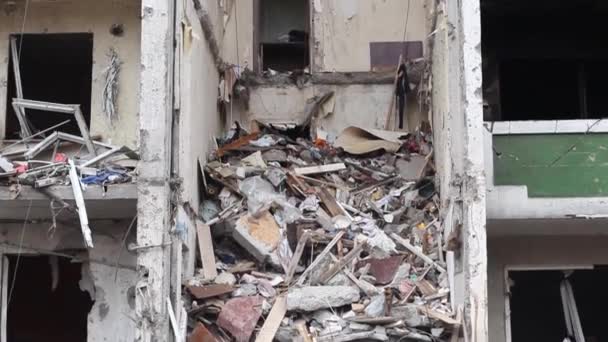 Zicht op de gevel van het woongebouw verwoest na de bombardementen van de Oekraïense stad door Russische vliegtuigen. Ruïnes van de stad Chernihiv van terroristische aanslagen, bombardementen. - Video