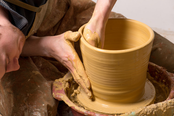陶芸家の手で土瓶を作り - 写真・画像