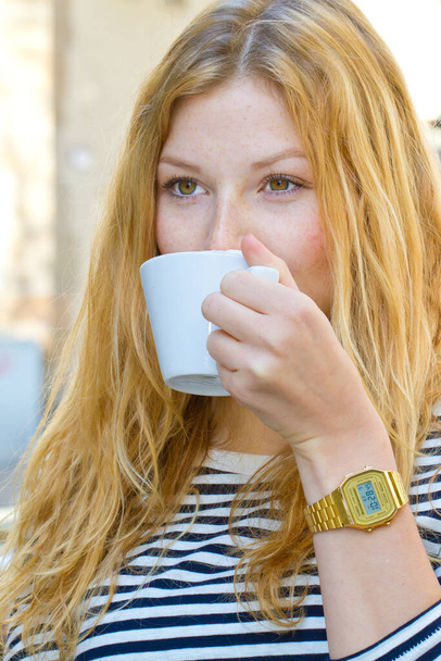 Молодая женщина с горячим напитком
 - Фото, изображение