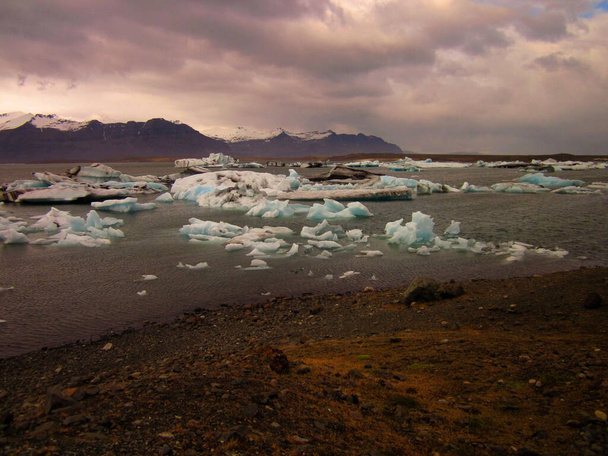 A beautiful view of the Glacier lagoon of Jokulsarlon, Iceland - 写真・画像