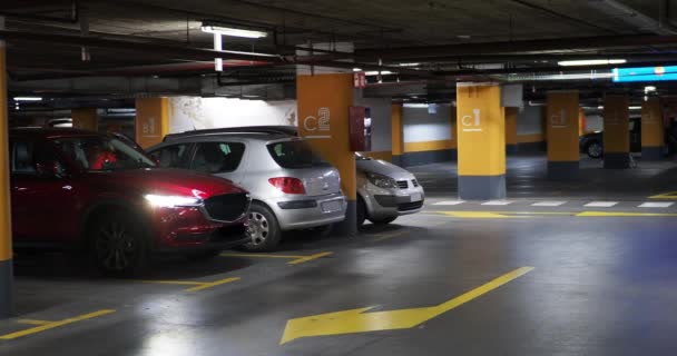 女性は地下駐車場に車を駐車し、出発前に彼女の車のショットを撮る - 映像、動画