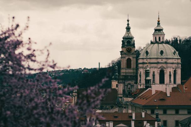 A scenery of a palace in Prague, Czechia - Zdjęcie, obraz