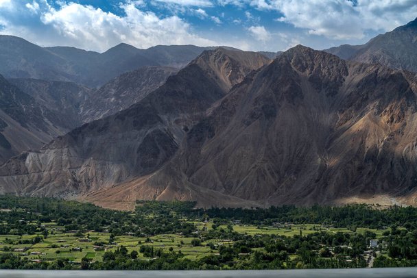 A scenic view of mountains over the Hunza Valley - Foto, Imagen