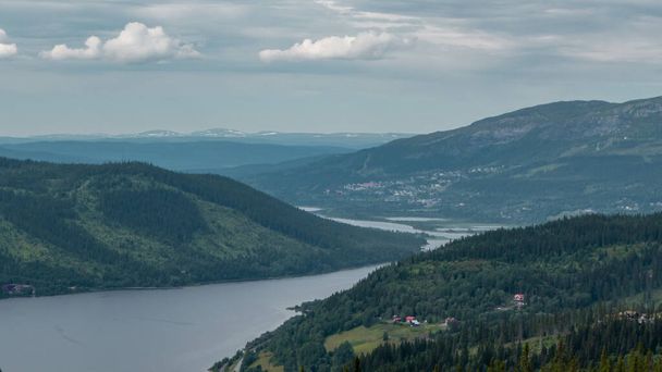 Schöne Aussicht auf den See inmitten schwedischer Hügel - Foto, Bild