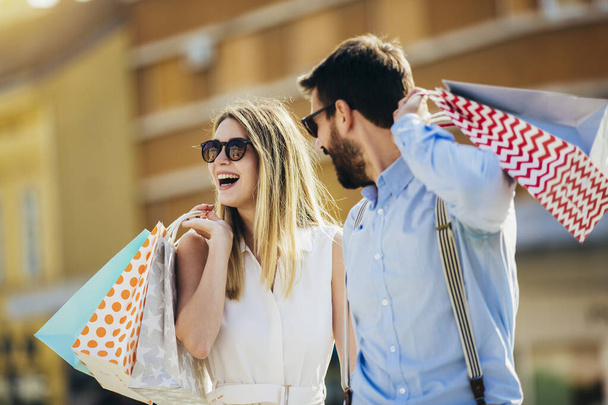 Portrait de couple heureux avec des sacs à magasin.Personnes, vente, concept de consumérisme et de style de vie. - Photo, image