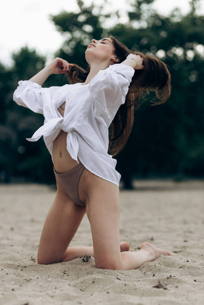 Letní životní styl portrét krásné blondýny šťastná mladá dívka s opáleným sexy tělo v bílé košili a plavky stojí na pláži v tropickém ostrově pláže s čistou vodou - Fotografie, Obrázek
