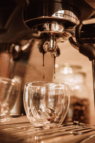 A vertical closeup of a barista making a fresh coffee - Foto, immagini