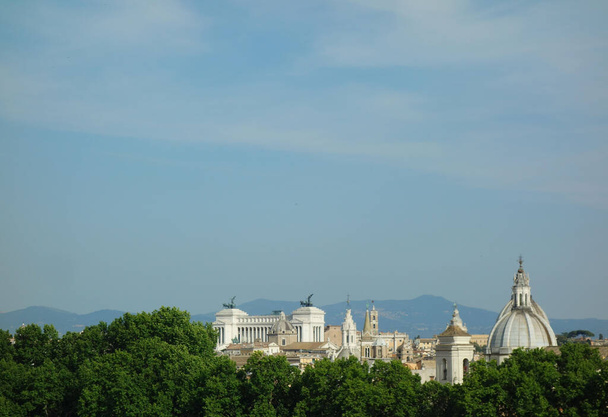 A distant view of the Janiculan Hill on a sunny day in Rome, Italy - Foto, Imagem