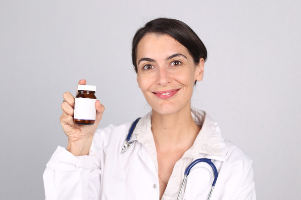 Smiling doctor or nurse holding up tablets - Foto, Imagem