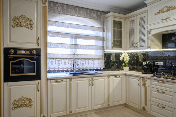 Bílá bohatá klasická útulná kuchyň a jídelna v interiéru domu - Fotografie, Obrázek