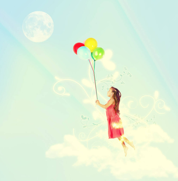 Una giovane ragazza sollevata in aria da un mucchio di palloncini colorati. - Foto, immagini