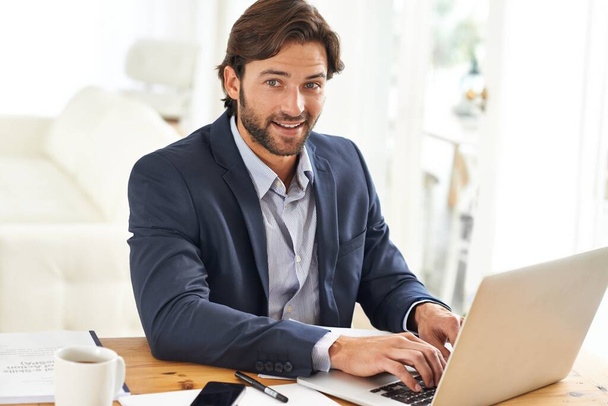 An attractive businessman working on his laptop. - Φωτογραφία, εικόνα