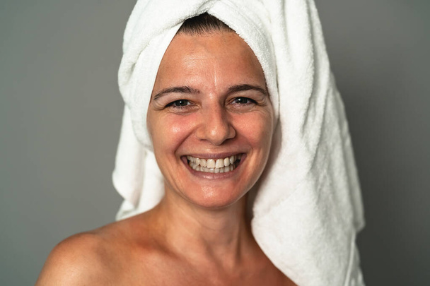 スキンケアスパの日を持つ幸せな女性 – 人々の健康ライフスタイルのコンセプト - 写真・画像