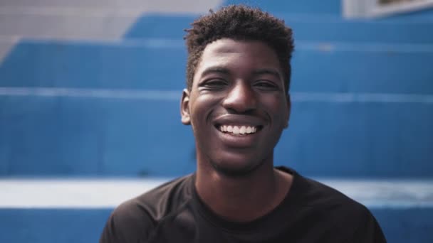 Jovem adolescente africano feliz sorrindo na frente da câmera - Filmagem, Vídeo