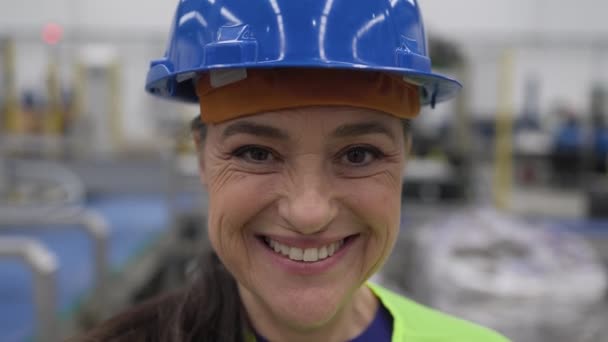 Μηχανικός γυναίκα που εργάζεται μέσα σε ρομποτικό εργοστάσιο - Τεχνολογία έννοια της βιομηχανίας  - Πλάνα, βίντεο