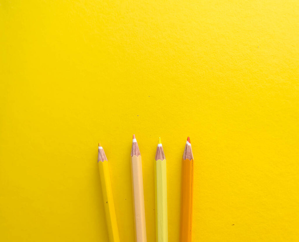 Crayons jaunes avec espace de copie sur fond jaune - Photo, image