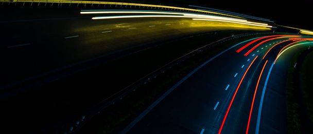 φώτα των αυτοκινήτων με τη νύχτα. μεγάλη έκθεση - Φωτογραφία, εικόνα