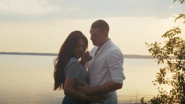 Ευτυχισμένο ρομαντικό ζευγάρι απολαμβάνοντας χαλαρωτικό ηλιοβασίλεμα βόλτα στην παραλία, ταξιδιωτικές διακοπές τρόπο ζωής - Πλάνα, βίντεο