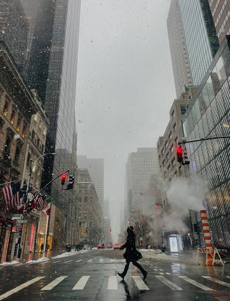 New York,Usa,February 7,2021.Man at a crosswalk during a snowfall in Manhattan - Foto, Bild