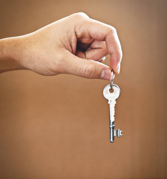 Vágott felvétel egy felismerhetetlen férfiról, kezében az új otthona kulcsával.. - Fotó, kép