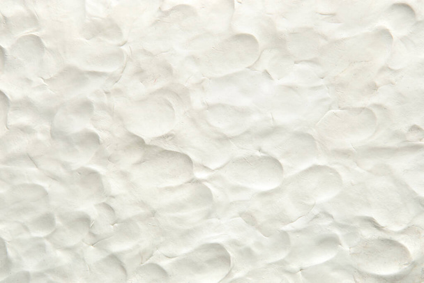 Weiße Knetmasse mit Fingerabdrücken. Modellierung Ton Material Muster Hintergrund. - Foto, Bild