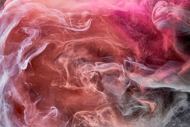 黒インクの背景に多色ピンクの煙、カラフルな霧、抽象渦巻くタッチ海、アクリル塗料水中顔料 - 写真・画像