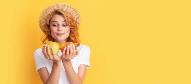 夏の女の子はリンゴを持っている。美しさの女性の孤立した顔の肖像画、モックアップコピースペースのバナー。リンゴの実を持つ空腹の女の子。ビタミンと食事。藁帽子の女性は健康的な食べ物を食べ - 写真・画像