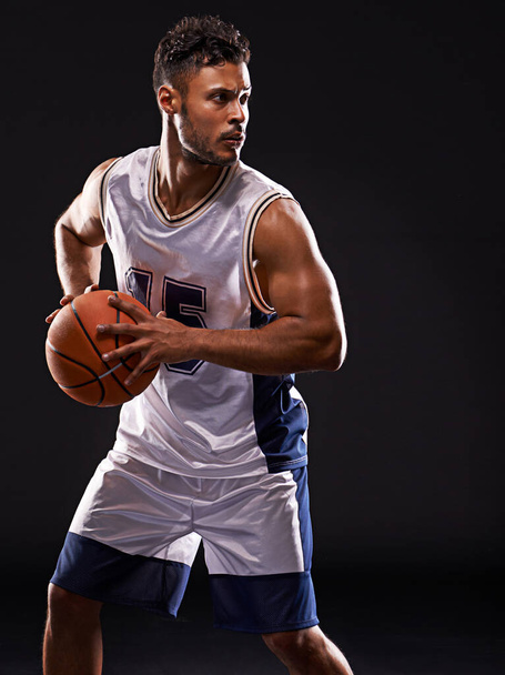 Studioaufnahme eines Basketballspielers vor schwarzem Hintergrund. - Foto, Bild